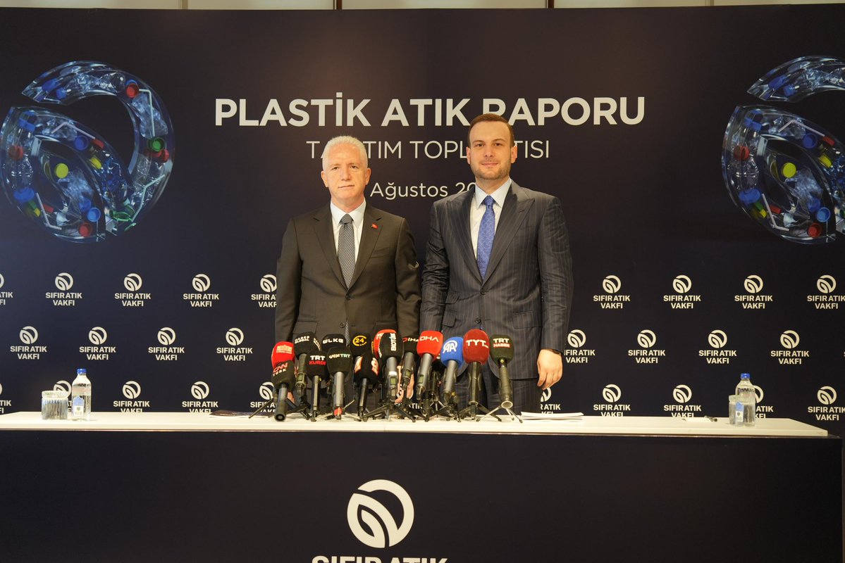 sifiratikvakfi0's tweet photo. Sıfır Atık Vakfımız tarafından bilimsel veriler ışığında hazırlanan “Plastik Atık Raporu”nun basın lansmanı gerçekleştirildi.

İstanbul Valimiz Sayın Davut Gül ile Vakıf Başkanımız ve COP31 Yüksek Düzeyli İklim Şampiyonu Samed Ağırbaş’ın katılımlarıyla düzenlenen basın lansmanında, üretimden tüketime, atık yönetiminden geri dönüşüme uzanan mevcut tablo küresel ve ulusal ölçekte değerlendirildi. Türkiye’nin bu alandaki yaklaşımını güçlendirecek stratejik adımlar ve çözüm önerileri üzerinde duruldu.

Sıfır Atık Vakfı olarak, Onursal Başkanımız Sayın Emine Erdoğan Hanımefendi’nin ortaya koyduğu Sıfır Atık vizyonu doğrultusunda, plastik kirliliğine karşı yeni çözümler üretmeye ve doğal kaynaklarımızı koruyan çalışmaları büyütmeye devam edeceğiz.

#sıfıratıkvakfı