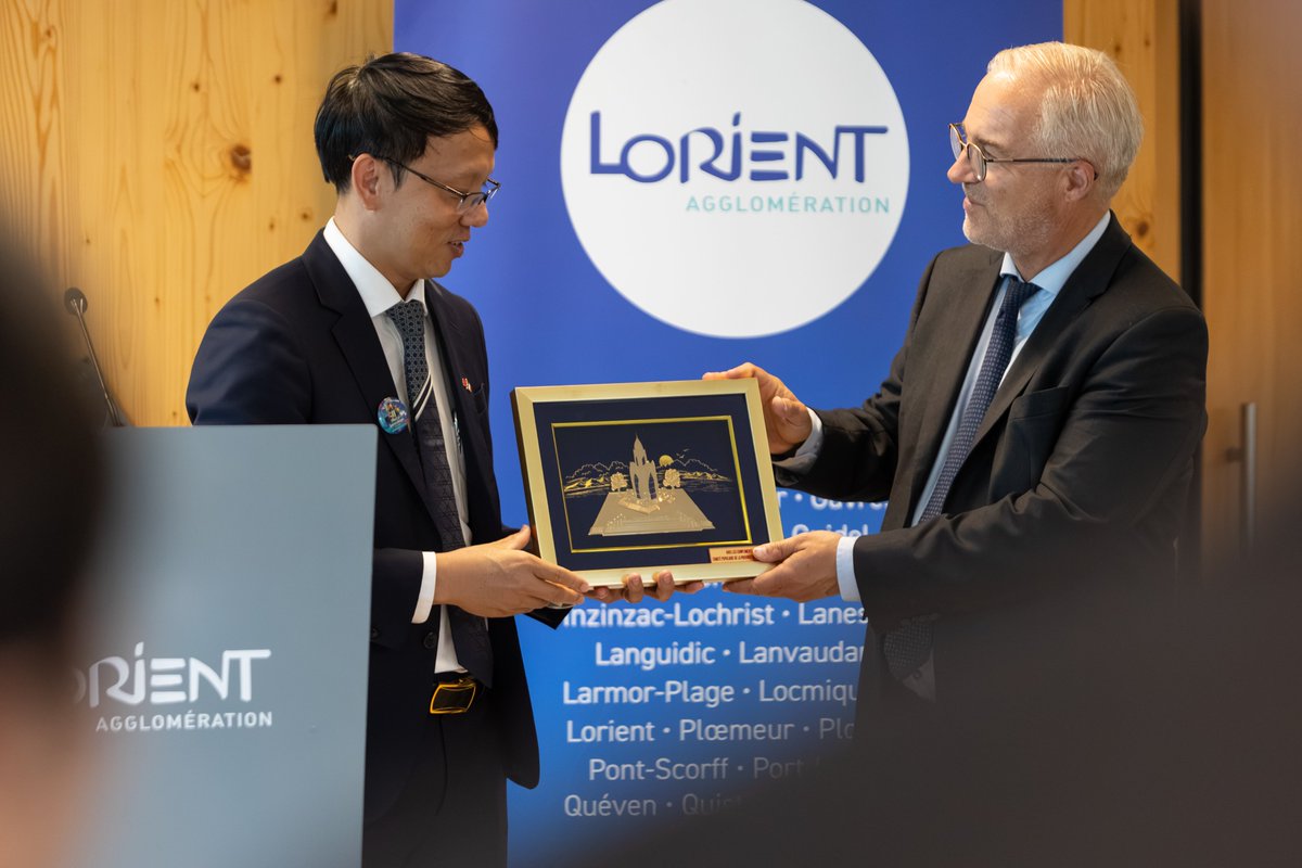 LorientAgglo's tweet photo. 🇻🇳 Une délégation officielle vietnamienne accueillie à Lorient
🥁 À l'occasion du 55e Festival Interceltique
✅ L'occasion de partager autour de l'économie maritime, du développement économique, de la recherche &amp; de la culture, et de nouvelles perspectives de coopération https://t.co/giz3vzkkGv
