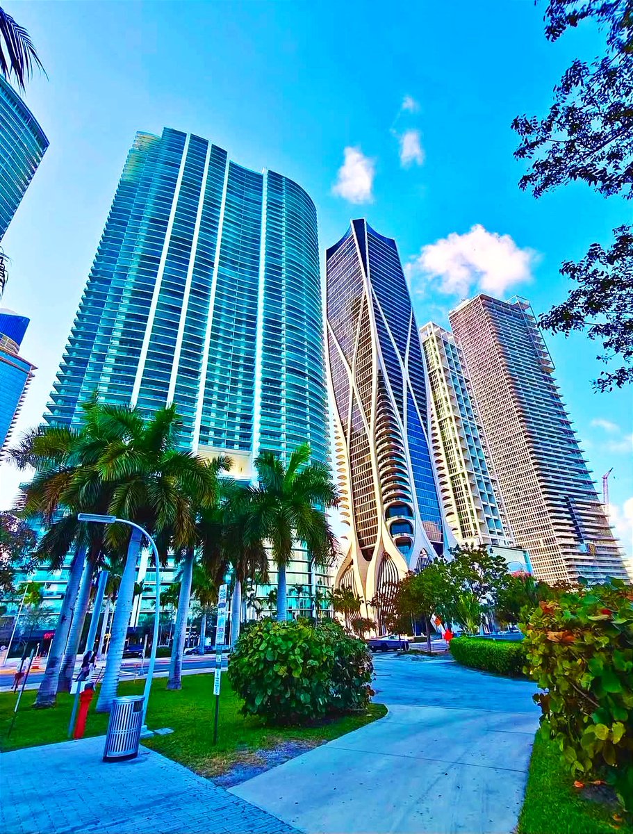 realmagine's tweet photo. Futuristic architecture 🏙️🌴

Downtown Miami, Florida 🇺🇸

#Miami #Florida #Imagine https://t.co/UQIoBmdOK9