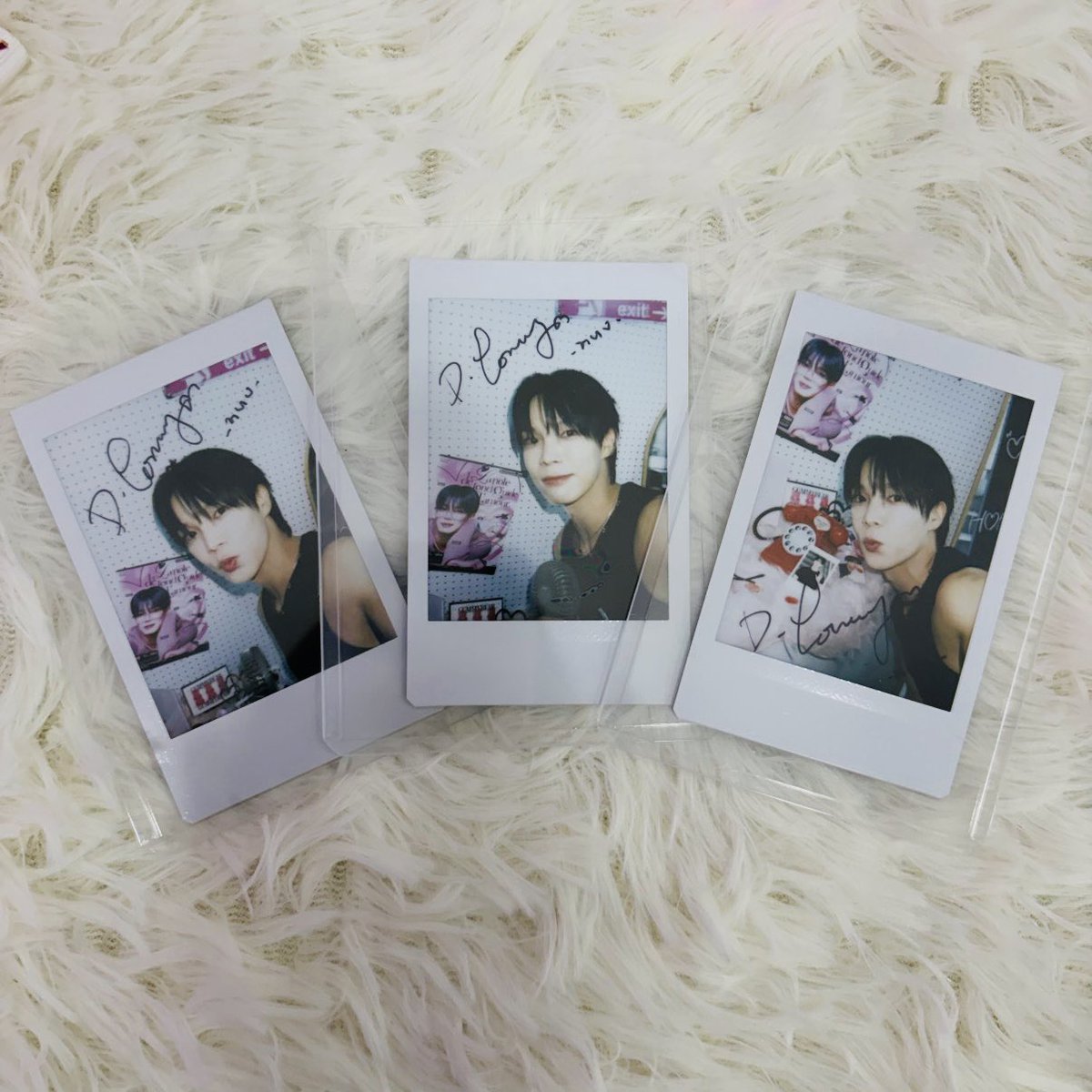 57_ulul's tweet photo. 用意したポラが他の場所で配り終わってなくなってしまっていたらしく、わたしたちのためにその場で撮ってサインして1人ずつ渡してくれました😭友達のために私たちが日本から来てたことも分かっていて、なんて優しくて温かい人なんだろうと感動したよ😖本当にありがとう💜

#동헌 #이동헌 https://t.co/h2KMqPJetN