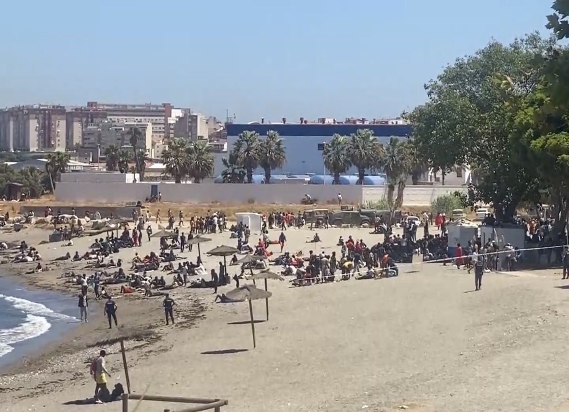 MPSnoserinde's tweet photo. 🚨 ALERTA MÁXIMA: YIHADISTAS EXPULSADOS SE INFILTRAN EN CEUTA Y AMENAZAN A TODA ESPAÑA 🇪🇸

La Guardia Civil y la Policía confirman que una decena de yihadistas expulsados de España se han infiltrado en el asalto de Ceuta. 
Los agentes buscan a más terroristas camuflados entre los 5.000 inmigrantes que siguen atrapados en la ciudad, de los cuales más de 2.000 adultos vagan sin control por las calles y escolleras. 
Esto ya no es una crisis migratoria; es una amenaza terrorista real contra la seguridad nacional.

Ignorar las alertas del CNI ha metido perfiles radicalizados peligrosos dentro de nuestras fronteras. Mientras el ministerio de @interiorgob oculta la gravedad de la situación en el perímetro, el sanchismo desarma la seguridad nacional y expone a la población al riesgo de atentados por pura sumisión política a Marruecos.

📌 Conclusión: La infiltración de yihadistas reactiva la amenaza de atentados islamistas en suelo español. Al dejar la valla indefensa ante este colapso absoluto de 5.000 personas sin control, el Gobierno permite que perfiles terroristas vuelvan a camuflarse en nuestras calles, un riesgo real que exige la intervención de las Fuerzas Armadas para evitar una tragedia. 📉