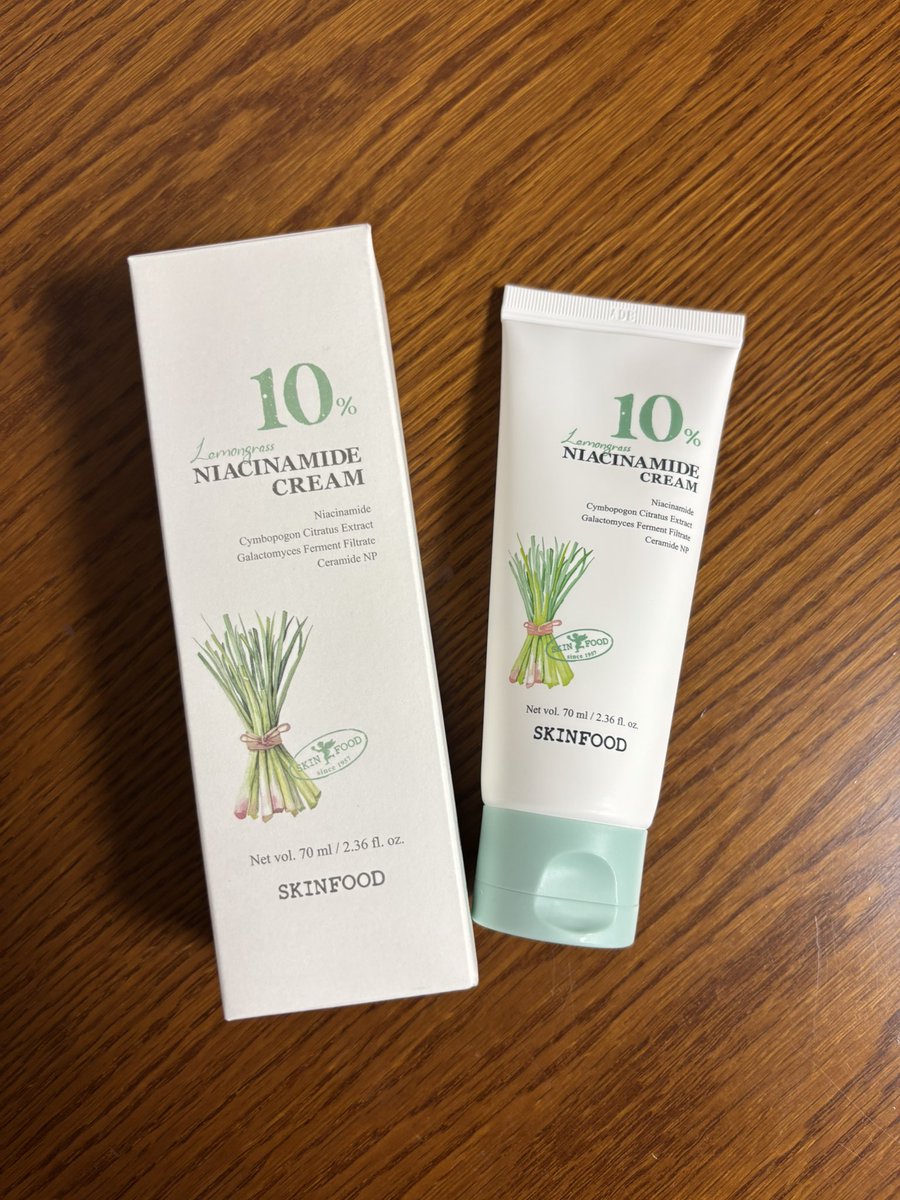 hmwrpi07's tweet photo. スキンフードのレモングラスナイアシンアミド10クリームを使ってみました！

少し重ためのクリームで潤いをしっかり閉じ込めてくれるけどベタつかなくて使いやすい✨️
爽やかな香りで気持ちもリフレッシュできました☺️
@skinfoodjapan 
#むーんぱわーさろん
#レモングラスナイアシンアミド
#gifting https://t.co/kTMYXD6sSH