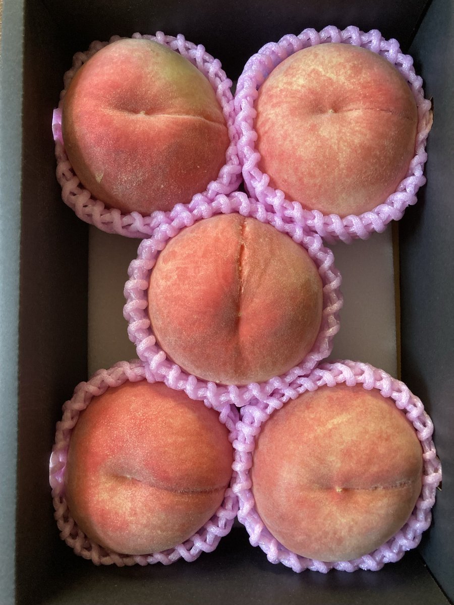 HALIyama's tweet photo. 今、空港✈️なんだけど、頼んでおいた🍑が届いたと…誰かさんがデジャヴる… https://t.co/vdMPYTXoKd