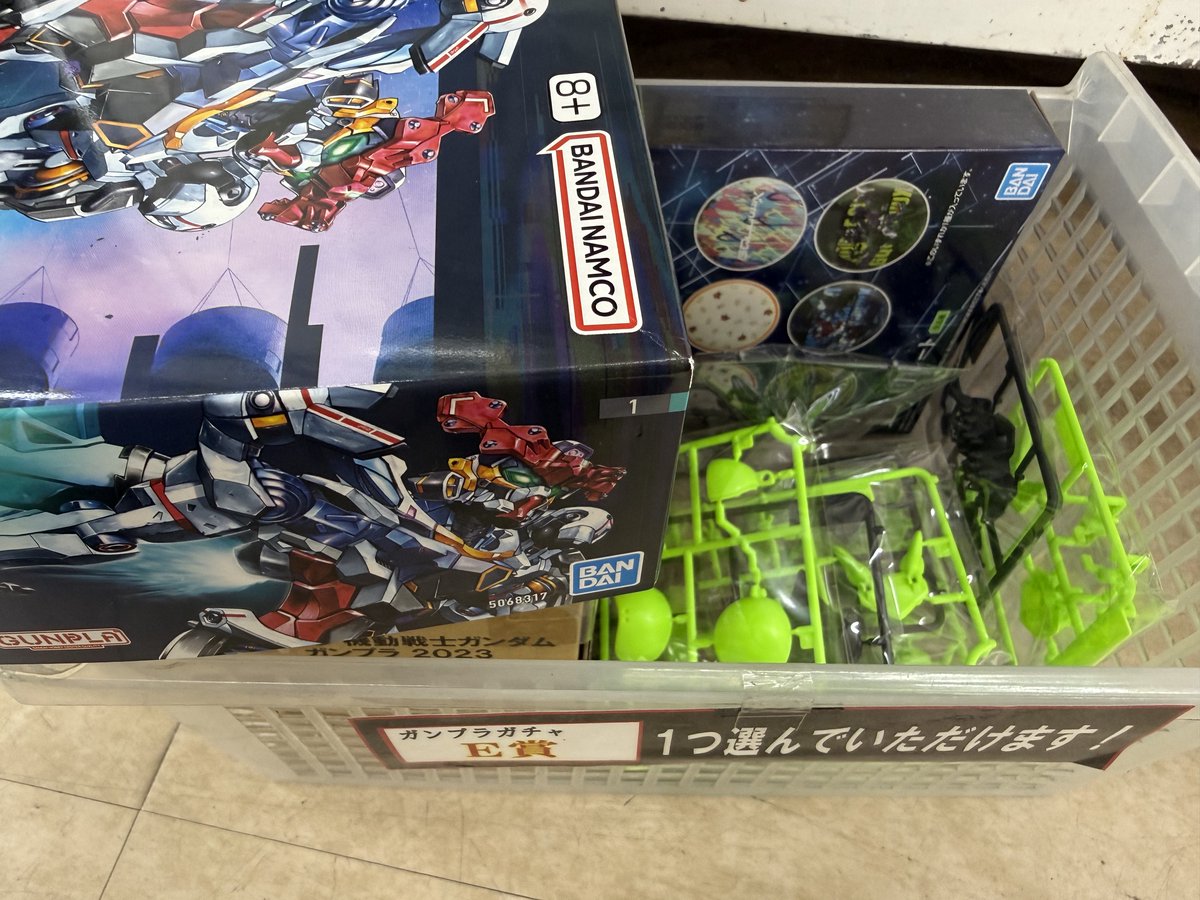 mnst_2000's tweet photo. 久々に現在のガンプラガチャのラインナップ載せておきます！

ランクダウンさせてゲットしやすくなってるキットもあります。
また、E賞には久々あのミニキットが投入されております。

チャレンジお待ちしております！ https://t.co/EKGXGRutV3