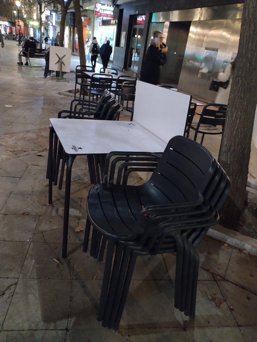CIBERCOCINA's tweet photo. Concesión 6, pero si engañamos a la @PoliciaGr al @aytogr y a los ciudadanos mejor pongo 9 y me lo salto a la torera. Ahh disculpen pobrecita la hostelería. #ocupacionviapublica https://t.co/2dZeoOvin0