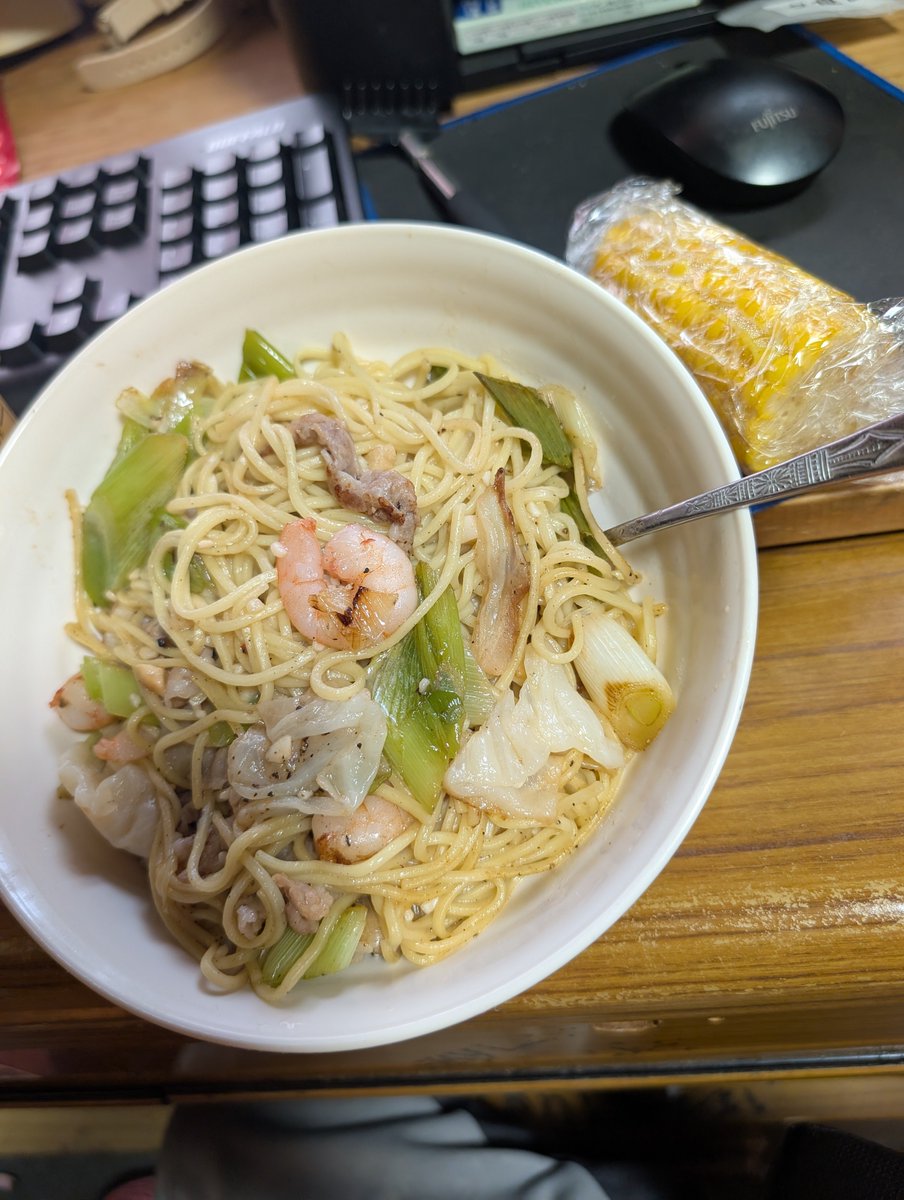 foo1179's tweet photo. 今日の夕食は…
にんにくたっぷり効かせた
＃塩焼きそば
#とうもろこし https://t.co/QmDjfMO9c2