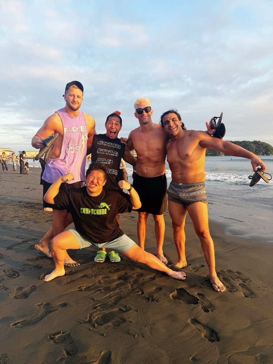 sarufuda's tweet photo. バカガイジンのファンだという
金髪の外国人の男性と写真を撮りました。
すごく喜んでいました😊 https://t.co/0CDaWh9gvJ