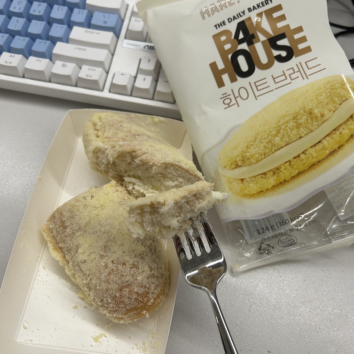 BGFretail's tweet photo. 대전 빵지순례 필수 코스
하레하레를 이제 CU에서 만날 수 있다니... 🥖

1) 입안에 가득 찬 크림
2) 인절미가루까지 여긴 천국✨
3) 이제 KTX 안 타고
4) 집 앞 CU에서 빵순이들 정모 가능🎵

[하레하레 RT이벤트]
RT+팔로우=CU 5천원권(5명)
🔥8/19 발표

#하레하레 #빵지순례 #CU https://t.co/rc89ZoEEjO