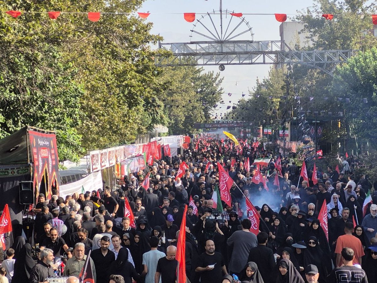 fariba_84's tweet photo. دلم می‌خواست از نجف تا کربلا قدم بزنم...
نشد.
حالا از میدان امام حسین(ع) تا حرم حضرت عبدالعظیم(ع) قدم می‌زنم؛
به امید آنکه سال بعد، راهی کربلا باشم.
#جاماندگان_اربعین https://t.co/p5Q9gEE1jM