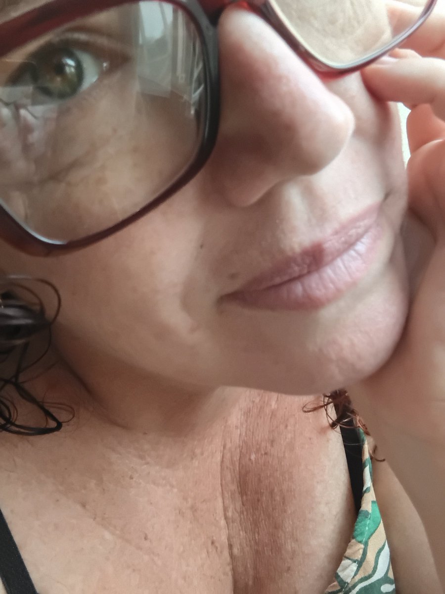 Pattmoranguinho's tweet photo. Estava pensando aqui... A gente começa a gostar de treinar aí de repente adoece... Quebra todo o padrão que começou a construir... Que preguiça!
#gordinha #ruiva #autocuidado https://t.co/mSizXqxOXn