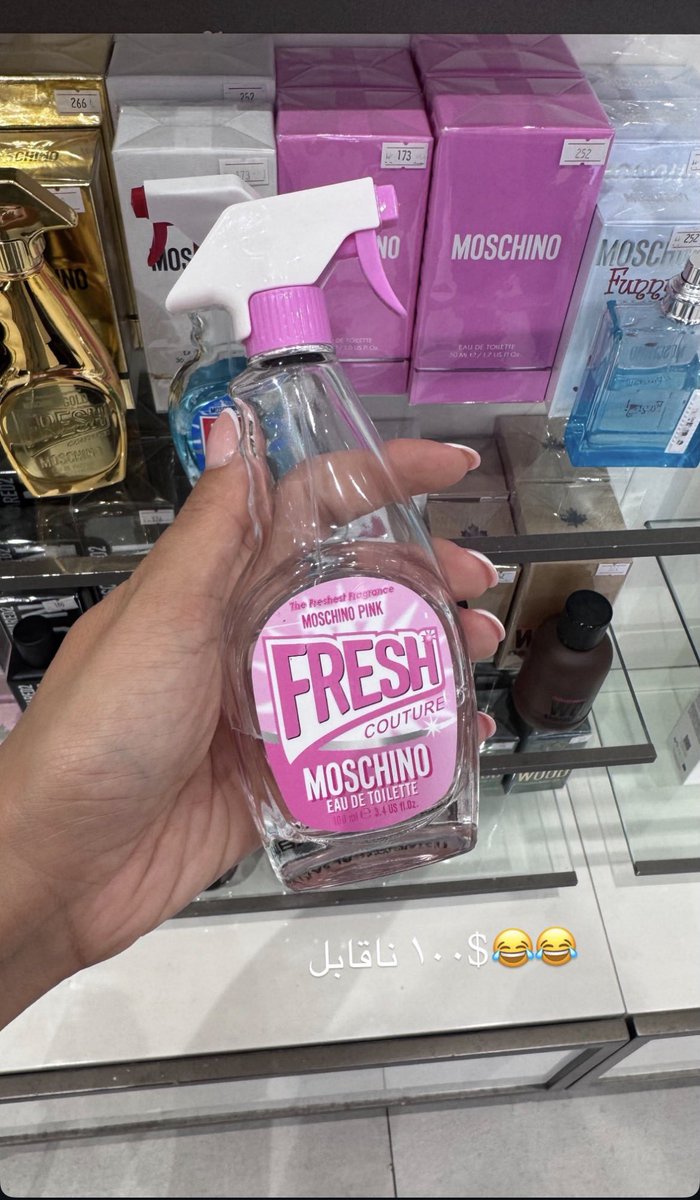 donjenaro28's tweet photo. این عطر معروف Moschino Fresh Couture هست.
طراحی بطریش عمداً شبیه اسپری شیشه‌شوی (مثل ویندکس) ساخته شده تا یه حالت طنز و غیرمعمول داشته باشه. عطر زنانه است (Eau de Toilette) و بوی خیلی تازه و تمیز داره (با نت‌های مرکباتی، گل و کمی چوبی).😂 https://t.co/8szJS69UIt