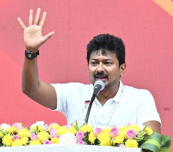 leninbharathi1's tweet photo. துளியும் நாகரீகம் இல்லாமல் வாய்க்கு வந்ததைப் பேசும் தமிழ்நாட்டு முதல்வர் @cmotamilnadu மற்றும் எதிர்க்கட்சித் தலைவர் @Udhaystalin .. சிறுபிள்ளைத்தனங்களால் சிக்கி சீரழியும் #தமிழ்நாடு.. #தேர்தல்_பாதை_உதவாது_தெருவில்_இறங்கி_போராடு #தவெக #திமுக #போலி_பிம்பங்கள் https://t.co/WQQLXtbf7p