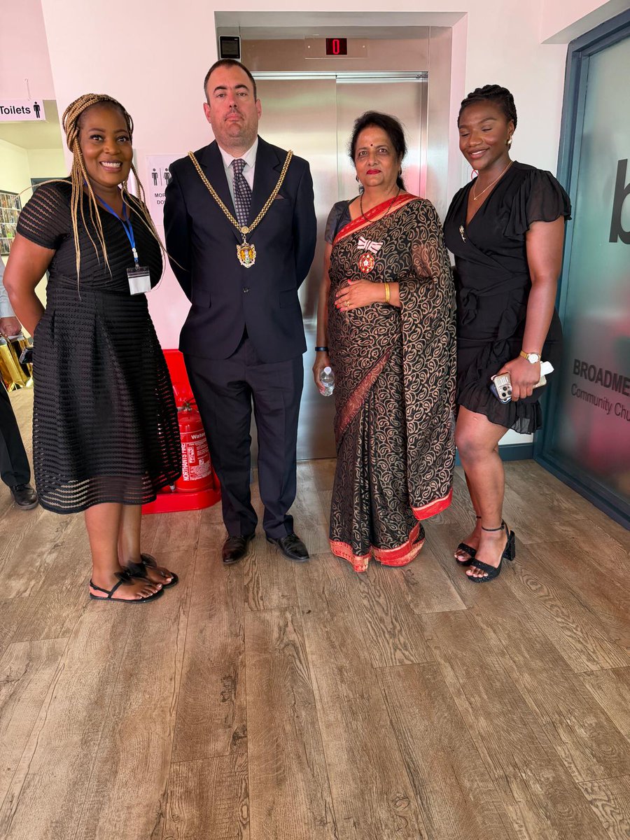 NorthantsLL's tweet photo. Deputy Lieutenant Mrs Neelam Aggarwal Singh MBE DL was delighted to represent the Lord-Lieutenant at the One Voice Concert in Northampton. A wonderful celebration of community, faith and friendship, bringing people together through the power of music. #onevoice #community https://t.co/9S9NQoQzBG