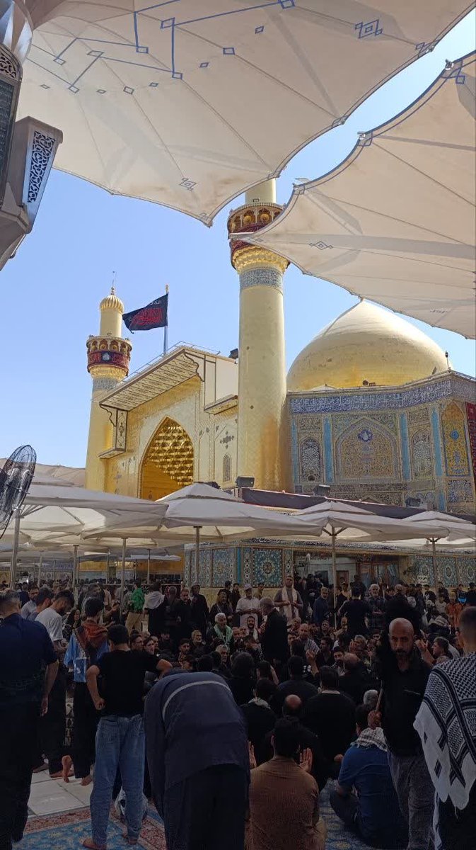 xz4p5's tweet photo. «در بین راه، پیرزنی را دیدم که برای زائران نان می‌پخت. گفتم خسته‌اید؟ گفت: خسته‌ام اما وقتی نگاهشان می‌کنم، خستگی‌ام پر می‌کشد.»  

#یالثارات_الحسین #ملت_حسینی https://t.co/djSdxNw2Jk