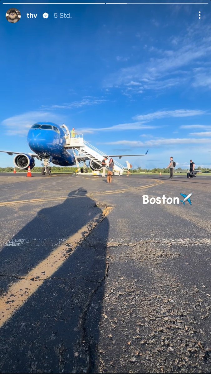 BTS_GerARMY's tweet photo. Hallo ARMY 💫

Die Jungs sind auf dem Weg nach Boston und versorgen uns fleißig bei Instagram mit neuen Bildern. 🥰

Da wird man ganz wehmütig und denkt an die Europa-Konzerte. Habt Ihr ein Highlight der bisherigen Tour? 💜 https://t.co/agxDc2m0uk
