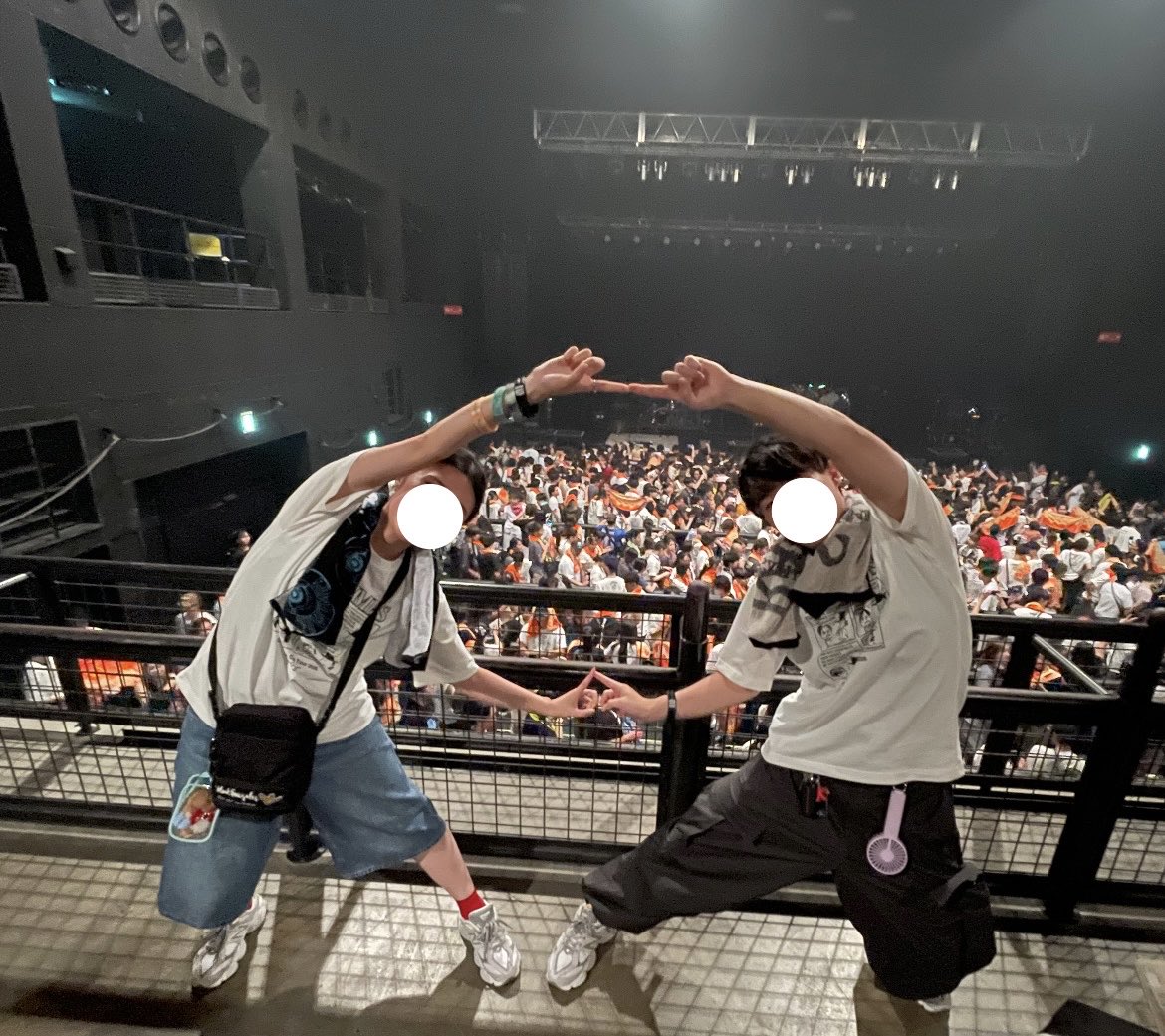 haanaappss's tweet photo. 高校の時に私が、RADWIMPSを布教した同じ部活の1番仲良い先輩と野田洋次郎の誕生日に結婚して
結婚してから最初のライブはRADWIMPSのライブって言う激アツ展開でした🙂‍↕️

1枚目、2017年(仲良い先輩と) 
2枚目、2024年(彼氏と)
3枚目、2027年(旦那と) https://t.co/gHc52Hzo1z
