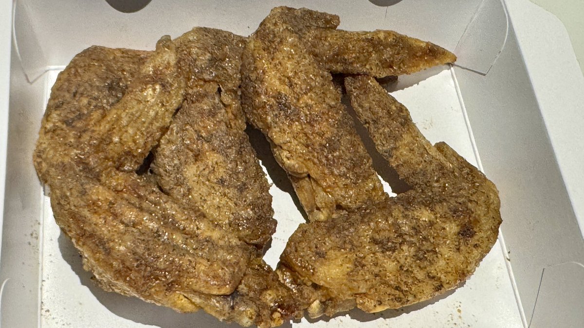 sweetimo_kaya's tweet photo. デパ地下でいろんな手羽買ってきて味見
こーちんは硬…└( 'ω')┘ムキッ https://t.co/gA2pDhZ5YS