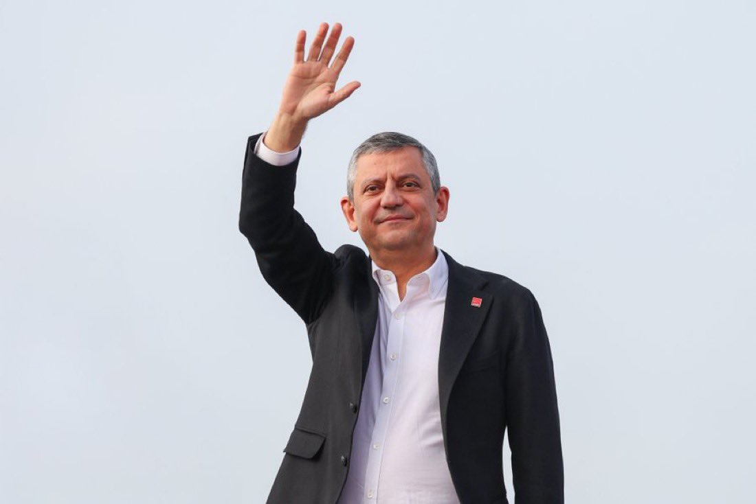 yenipartiyiz06's tweet photo. Özgür Özel, istifa çağrısı yaptı: 

"Tüm arkadaşlarımıza sesleniyorum; darbecilerden, butlancılardan, cuntacılardan kurtulun YENİ Partimize buyurun."
#yeniparti https://t.co/xVfmnYJDP0