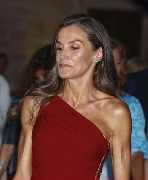 Tinakinoko's tweet photo. Pensáis qué esta mujer tiene aspecto saludable ?
Hace apología de la anorexia ?
Cuál es su obsesión ?
Dicen que Letizia Ortiz es Dismorfofóbica... https://t.co/Uc0v5MWQgo