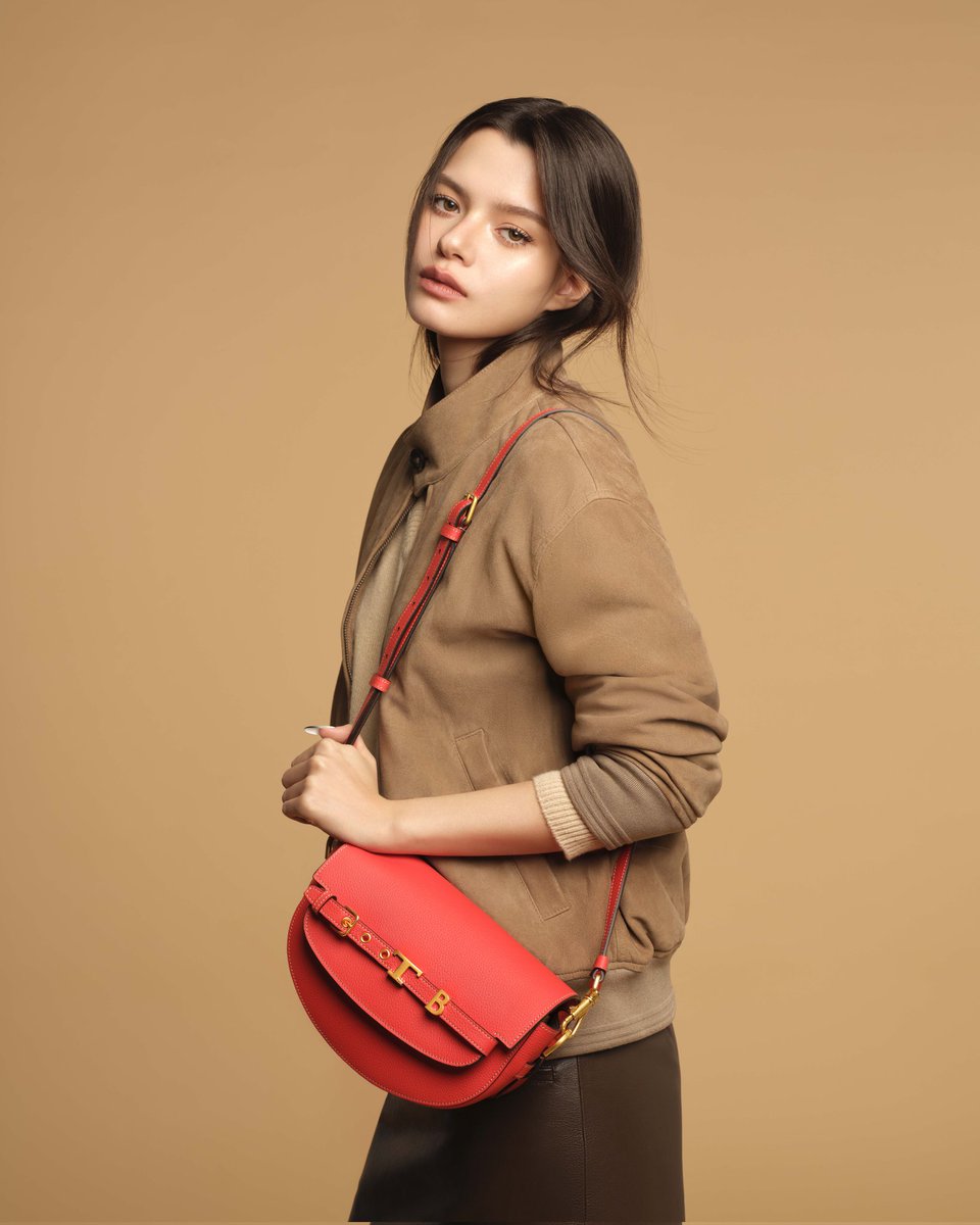 fabmagazineth's tweet photo. @Tods แบรนด์ลักชัวรีสัญชาติอิตาลี มีความยินดีที่จะประกาศแต่งตั้ง #เบ็คกี้รีเบคก้า แพทรีเซีย อาร์มสตรอง ในฐานะ brand ambassador คนล่าสุด ด้วยสไตล์ที่ทันสมัย ความมั่นใจ และเอกลักษณ์เฉพาะตัว เบ็คกี้จึงเป็นตัวแทนของคนรุ่นใหม่ที่เปี่ยมด้วยความสามารถ และได้รับการยอมรับอย่างกว้างขวางทั้งในเอเชียและระดับโลก เบ็คกี้จะปรากฏตัวอย่างเป็นทางการครั้งแรกในฐานะ brand ambassador ของ #tods milan fashion week ที่จะจัดขึ้นในวันที่ 25 กันยายน 69 การแต่งตั้งครั้งนี้ถือเป็นจุดเริ่มต้นของความร่วมมือครั้งสำคัญ ซึ่งผสานพลังอันโดดเด่นและมีชีวิตชีวาของเบ็คกี้ควบคู่ไปกับไลฟ์สไตล์แบบอิตาลีอันเป็นเอกลักษณ์และความสง่างามร่วมสมัยของแบรนด์ #fashion #todsxbecky #beckysangels #beckyarmstrong #beccca #style #fabmagth #fabmagazinethailand #fabmagazineth #fabmagazine