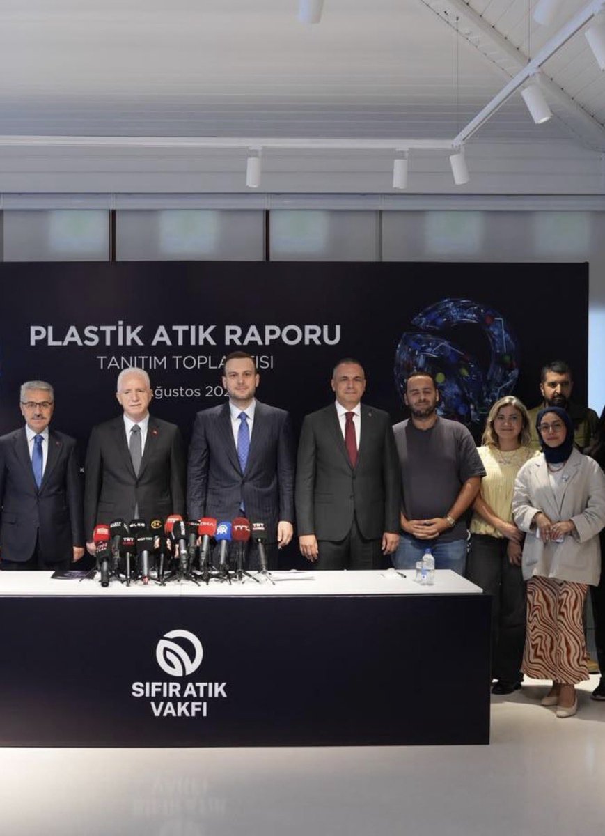 SelamiBerke's tweet photo. Sıfır Atık Vakfı’nda gerçekleştirilen ‘Plastik Atık Raporu’ tanıtım toplantısında basın mensupları olarak İstanbul Valimiz Sayın Davut Gül (@gul_davut) ve Sıfır Atık Vakfı Başkanı Sayın Samed Ağırbaş (@samedagirbas) ile bir araya geldik. 

📍 Sıfır Atık Vakfı 

@TC_istanbul 
@sifiratikvakfi0