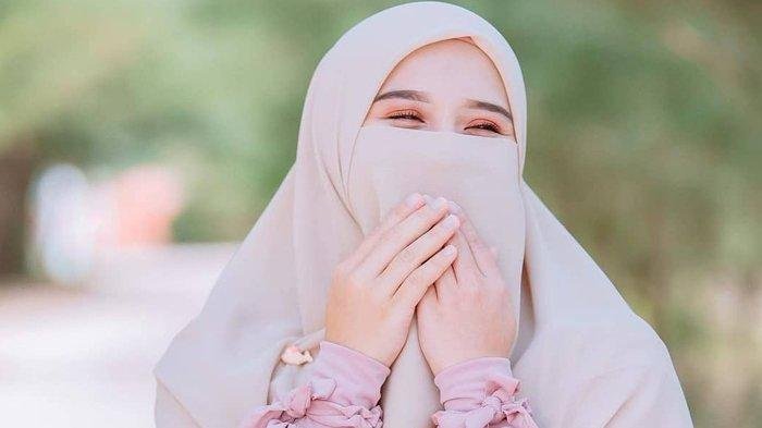 IndonesiaFedera's tweet photo. Rasulullah Perintahkan Ceraikan Istrimu Jika

1. Istri ketahuan selingkuh
melanggar janji suci (Misaqan Ghalidza)

2. Tidak punya adab dan sopan santun
termasuk dosa besar (Nusyuz)

3. Tidak mampu menjaga harta dan rahasia suami.

4. Istri yang pembohong
dosa mengingkari amanah (Khianat)

5. Keluar rumah tanpa izin suami
gugurnya hak nafkah.

6. Tidak taat pada suami dan tidak menemani suami tidur.
ketidaktaatan dan melanggar hak batin seorang suami.