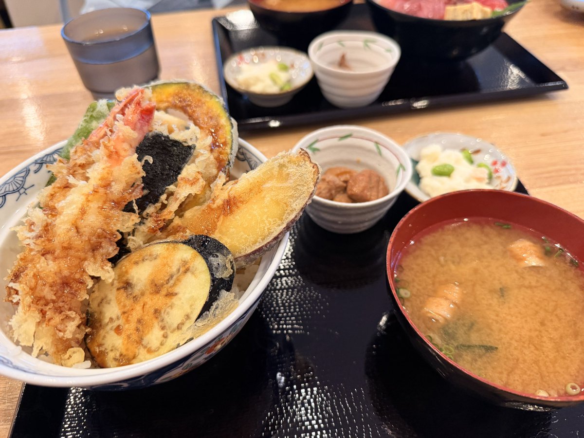 mokou_pad's tweet photo. これみて食べたくなって今日の晩飯は天丼 https://t.co/AlQWNyZzhn