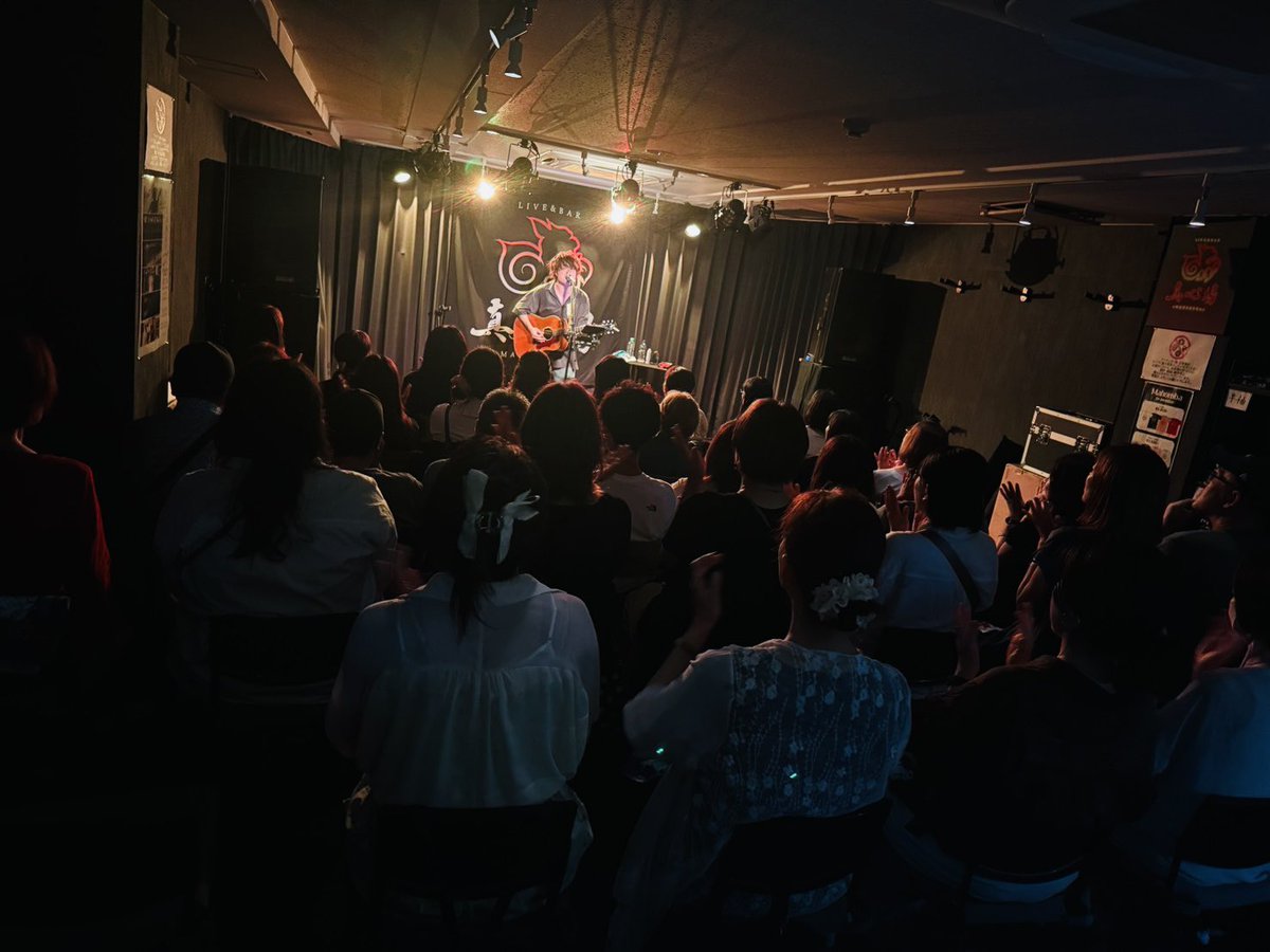 mahorobalive's tweet photo. 【ライブレポート】

2026.08.02(日)夜
 
藤田悠也 弾き語りワンマンライブ
『ノーカット』
act)
#藤田悠也

8月2日(日)夜は、藤田悠也さんにとって真心場では初となるワンマンライブ。

実は自分が藤田悠也さんと初めて出会ったのは2017年。
たまたま研修で酔夏男へ行った際にライブを拝見したのが始まりでした。その時はご挨拶をさせていただいた程度でしたが、その後もこっそり路上ライブを観に行ったことがあるくらい、ずっと気になる存在でした。

そんな藤田悠也さんが、時を経て真心場でワンマンライブを開催してくださる日が来るなんて、本当に感慨深い時間。

しかも今回は、フジロックという大舞台でのステージを終えて間もないタイミング。その熱量をそのまま真心場へ持ってきてくださったようなライブでした。

藤田悠也さんの歌は、言葉ひとつひとつに、歌詞の一節一節に、そして鳴らされる音すべてに確かな説得力があります。
ただ上手いとか、迫力があるとか、そんな言葉だけでは表せない"生きてきた時間"が音楽そのものに宿っていて、一曲ごとに胸を打たれる瞬間の連続でした。

自然と涙を流されているお客様の姿もたくさんあったのが、それだけ多くの方の心に真っ直ぐ届いていた証だったのだと思います。

終演後には「真心場で悠也さんのワンマンを観ることができて本当に嬉しかった」という声もたくさんいただき、この空間でこのライブをお届けできたことを心から嬉しく思いました(^^)

気が付けば、あっという間に終演の時間。
もっと聴いていたい、まだこの空間に浸っていたいと思える、本当に贅沢な一夜でした✨

ぜひまた、この真心場という場所へ帰ってきていただける日を楽しみにしています！
その日を心待ちにしながら、またお迎えできるよう僕たちも頑張っていきたいと思います。

ご来場いただいた皆様、そして最高の音楽を届けてくださった藤田悠也さん、本当にありがとうございました！

#真心場