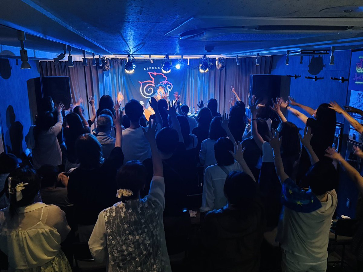mahorobalive's tweet photo. 【ライブレポート】

2026.08.02(日)夜
 
藤田悠也 弾き語りワンマンライブ
『ノーカット』
act)
#藤田悠也

8月2日(日)夜は、藤田悠也さんにとって真心場では初となるワンマンライブ。

実は自分が藤田悠也さんと初めて出会ったのは2017年。
たまたま研修で酔夏男へ行った際にライブを拝見したのが始まりでした。その時はご挨拶をさせていただいた程度でしたが、その後もこっそり路上ライブを観に行ったことがあるくらい、ずっと気になる存在でした。

そんな藤田悠也さんが、時を経て真心場でワンマンライブを開催してくださる日が来るなんて、本当に感慨深い時間。

しかも今回は、フジロックという大舞台でのステージを終えて間もないタイミング。その熱量をそのまま真心場へ持ってきてくださったようなライブでした。

藤田悠也さんの歌は、言葉ひとつひとつに、歌詞の一節一節に、そして鳴らされる音すべてに確かな説得力があります。
ただ上手いとか、迫力があるとか、そんな言葉だけでは表せない"生きてきた時間"が音楽そのものに宿っていて、一曲ごとに胸を打たれる瞬間の連続でした。

自然と涙を流されているお客様の姿もたくさんあったのが、それだけ多くの方の心に真っ直ぐ届いていた証だったのだと思います。

終演後には「真心場で悠也さんのワンマンを観ることができて本当に嬉しかった」という声もたくさんいただき、この空間でこのライブをお届けできたことを心から嬉しく思いました(^^)

気が付けば、あっという間に終演の時間。
もっと聴いていたい、まだこの空間に浸っていたいと思える、本当に贅沢な一夜でした✨

ぜひまた、この真心場という場所へ帰ってきていただける日を楽しみにしています！
その日を心待ちにしながら、またお迎えできるよう僕たちも頑張っていきたいと思います。

ご来場いただいた皆様、そして最高の音楽を届けてくださった藤田悠也さん、本当にありがとうございました！

#真心場