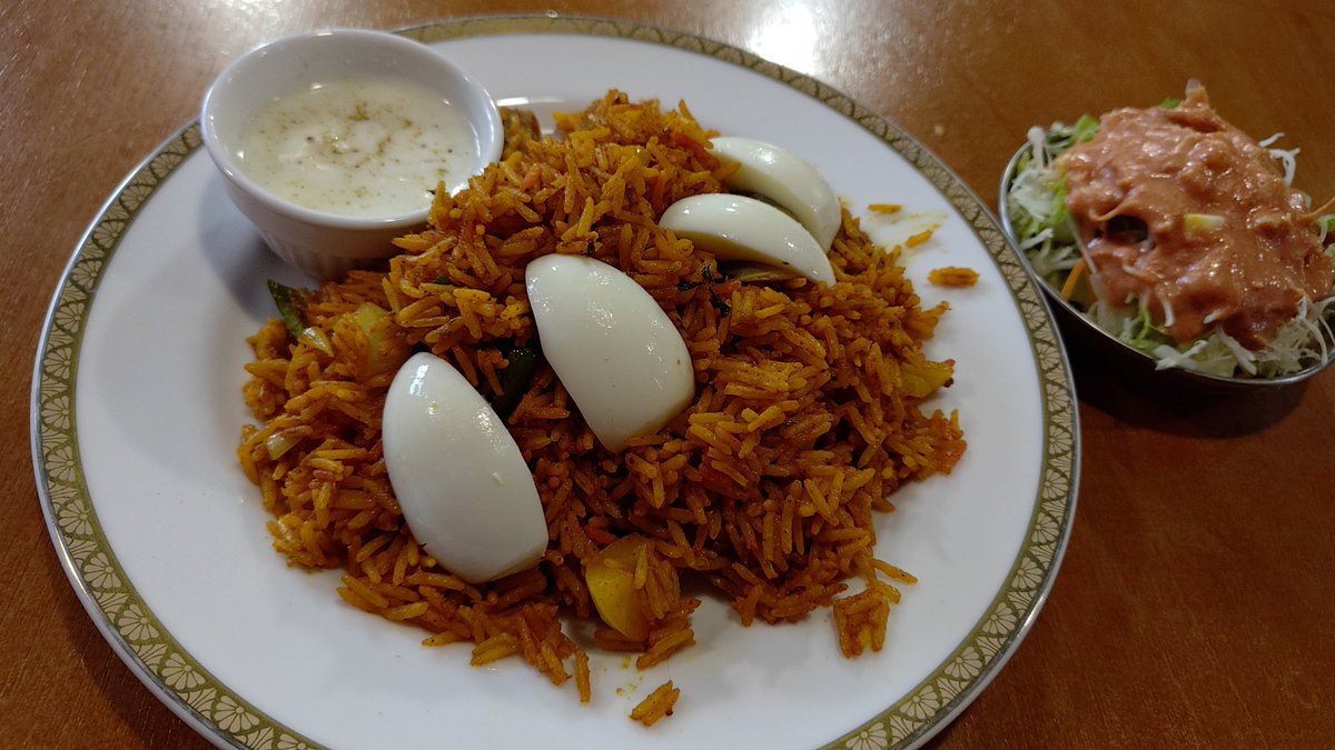 takecynic's tweet photo. ビリヤニとタンドリーチキン

スパイスすごくて衝撃を受けましたがとても美味しかった。
見るのも食べるのも初めてでした。
あと永遠にインド音楽が流れてて踊ってるし歌ってるし不思議な体験をしましたが、インド音楽はワルツのリズムなのだと初めて知り
、なんとも嬉しいカルチャーショックでした。 https://t.co/2Pd2BYv73I