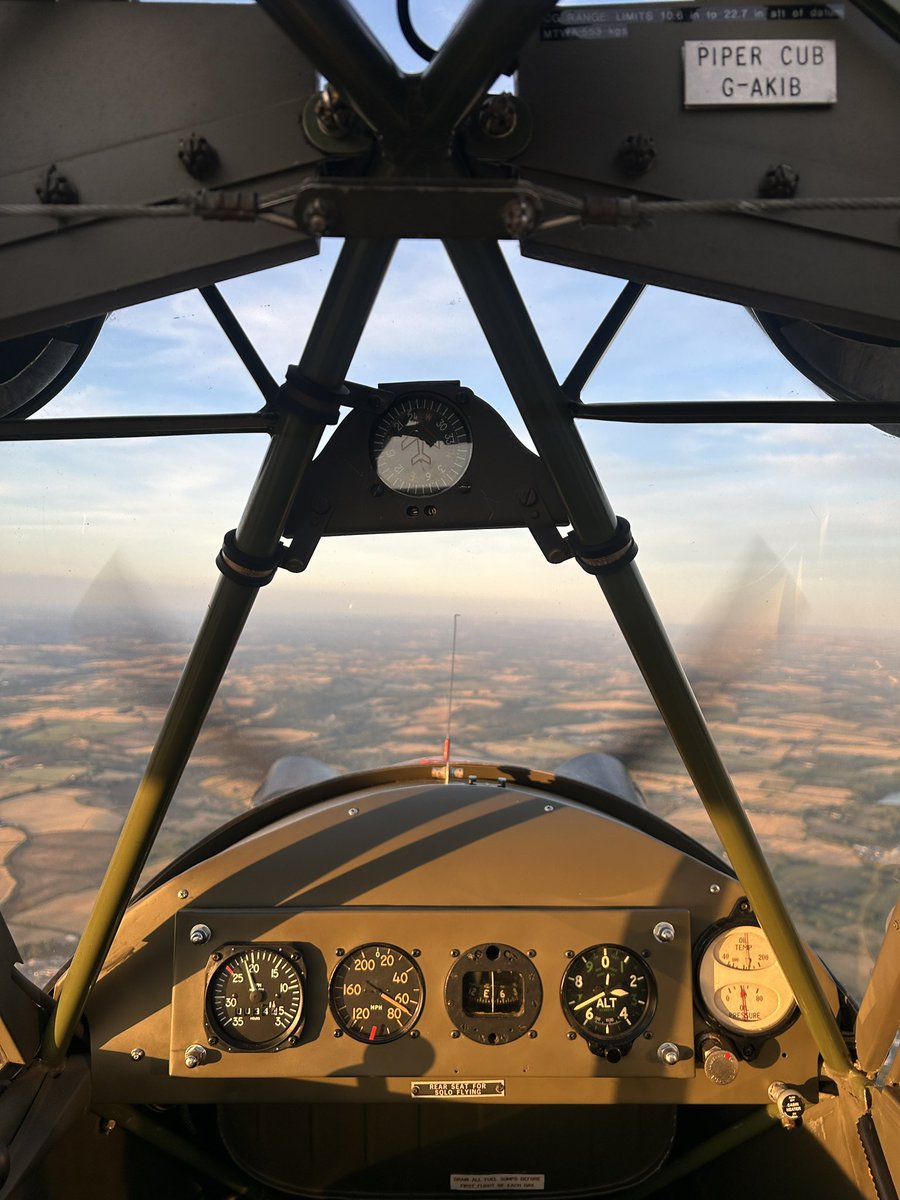 dragongirl94's tweet photo. Took cubby #home to #devon for the weekend. Pretty bumpy in the afternoon but a perfect evening for some #formation #flying https://t.co/ftEJXeUA2u