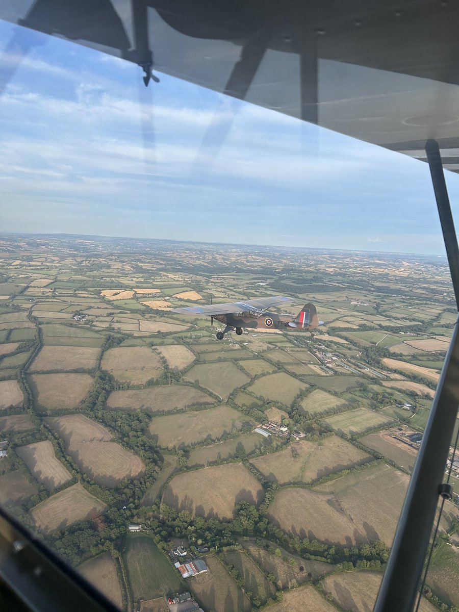 dragongirl94's tweet photo. Took cubby #home to #devon for the weekend. Pretty bumpy in the afternoon but a perfect evening for some #formation #flying https://t.co/ftEJXeUA2u