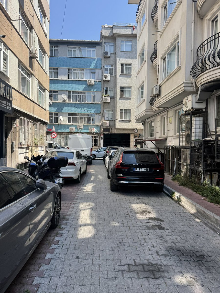 bizerabbimyeter's tweet photo. Bu sokaklar kimin ? 
Bu ne rahatlık ? Kimse müdahale etmiyor mu? 
@FatihBelediye @EmniyetGM @TrafikEgm https://t.co/VnV5rsoU1Z