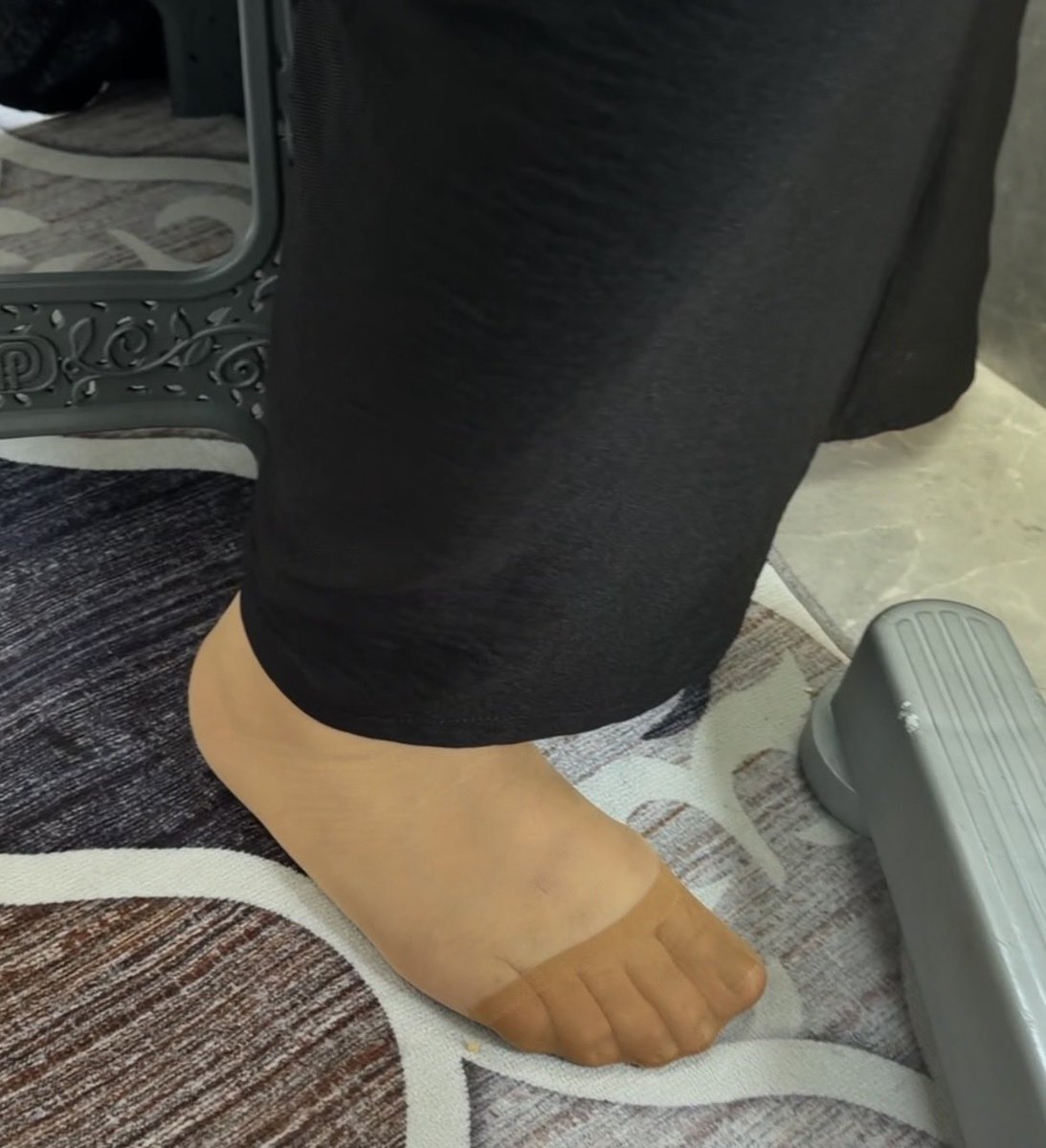memo0011992's tweet photo. Türbanlı olgun arkadaşımın annesi ince çoraplı tertemiz ayaklarını sergiliyor😋 devamı gelecek… https://t.co/sEONWss5xF