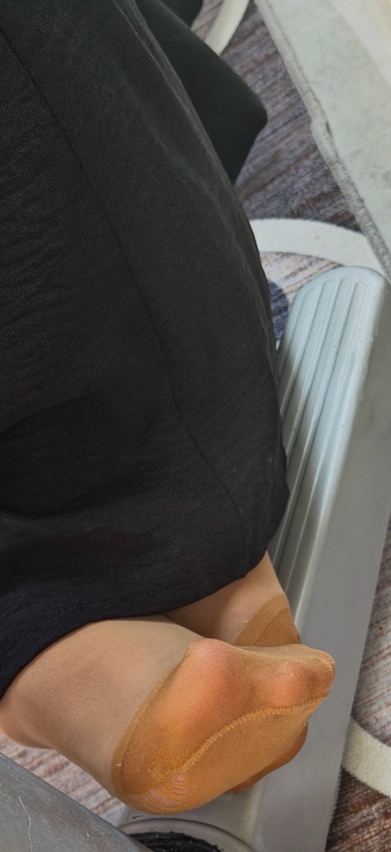 memo0011992's tweet photo. Türbanlı olgun arkadaşımın annesi ince çoraplı tertemiz ayaklarını sergiliyor😋 devamı gelecek… https://t.co/sEONWss5xF
