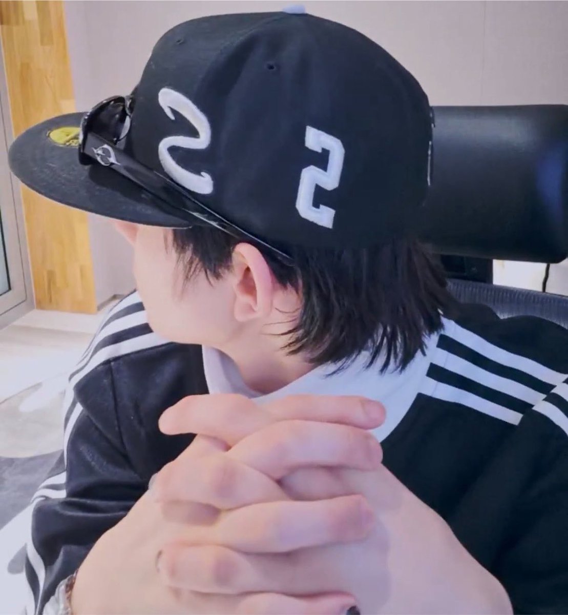 eeungscupcake's tweet photo. his hair!!!! its giving the black mullet no doubt era we are so back https://t.co/ZHv5F4fcX4