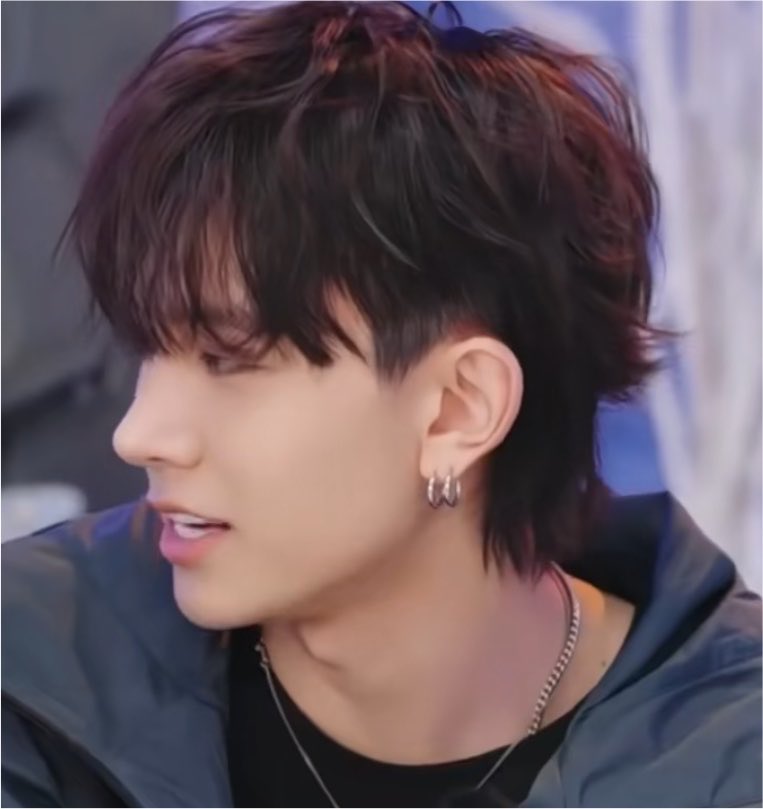 eeungscupcake's tweet photo. his hair!!!! its giving the black mullet no doubt era we are so back https://t.co/ZHv5F4fcX4