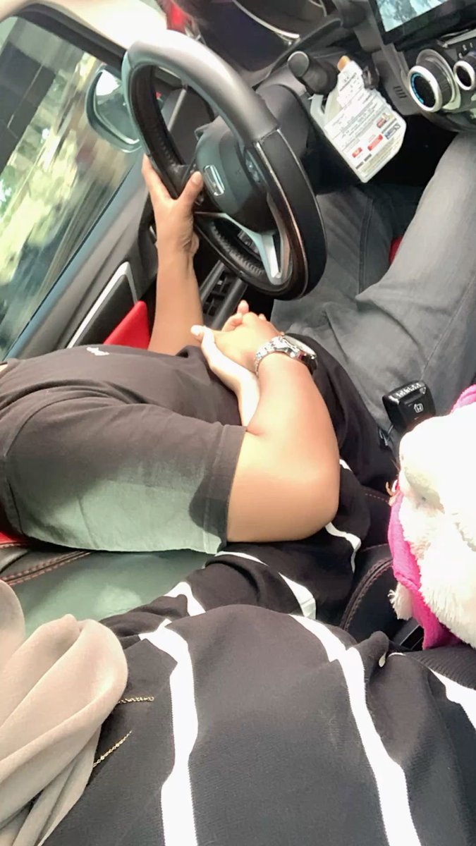 bostambangg_'s tweet photo. Haii.... apakah disini ada yang pernah jalan sama suami orang lain? Tau kok.. salah. Tapi bener2 hal ini berjalan aja gitu dengan sndrinya. Skr mau berhenti, gimana caranya ?

Aku jg tau ini hanya sebagai pelampiasan dia. Aku jg tau ga bisa berharap ke dia. Tapi bener2 dia sllu memberikan aku harapan. 

Deket udh hampir 2 bulan,diketahui blkngan klo trnyta dia sedang ada masalah aja sama istrinya. Tapi sepertinya skr dia mulai rindu ke istrinya.￼

Aku tau kok, aku tidak lebih cantik dari istrinya. Aku jg ga ada apa2nya di banding istrinya. 

Makannya aku jg sllu mendoakan dia agar bisa balik lg ke istrinya dan fokus hanya ke istrinya saja. 

Tapi skr aku yang merasa sedih.......￼

cc: memangsianeh