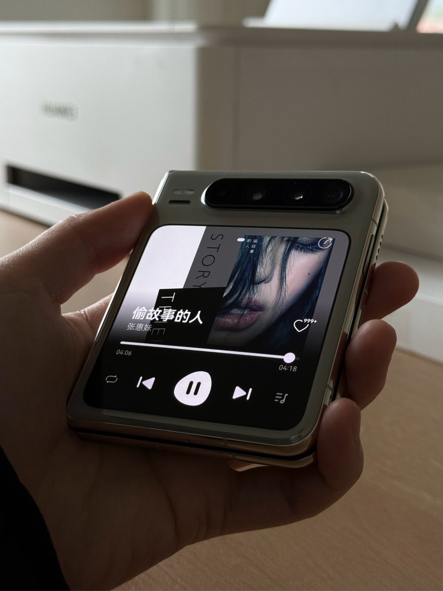 MarcosFeli9853's tweet photo. [Finally swapped my old flip phone for a smartphone this week – catching up with friends via video calls and ordering groceries in 2 mins, this small change feels like a huge win!]， https://t.co/Kw7RFEPiw3