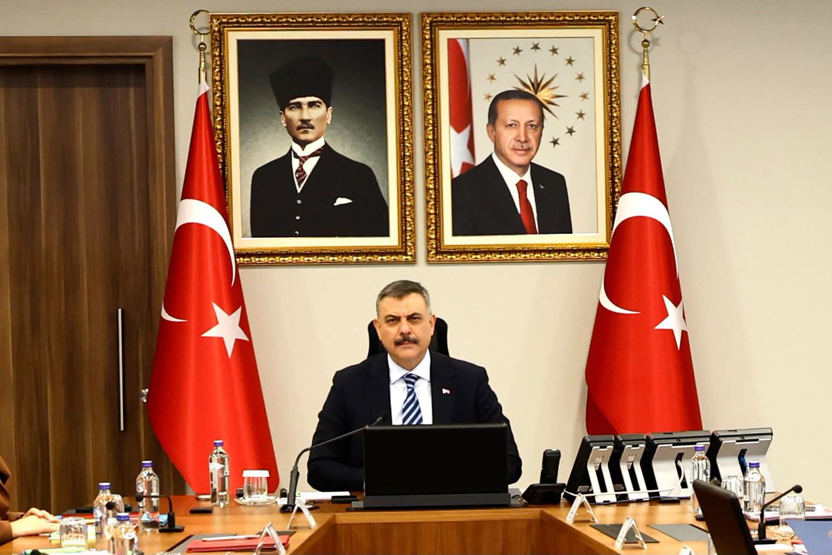 TC_istanbul's tweet photo. İçişleri Bakanımız Sayın Mustafa Çiftçi’nin başkanlığında; bakan yardımcılarımız, il valileri, güvenlik bürokrasisi ve ilgili kurum temsilcilerinin katılımıyla düzenlenen video konferans toplantısına katıldı.

Toplantıda;

✅ Kaçakçılık ve organize suçlarla mücadele kapsamında yürütülen çalışmalar ile alınan tedbirler değerlendirildi.

@mustafaciftcitr
@gul_davut
@TC_icisleri

📍 İstanbul Valiliği