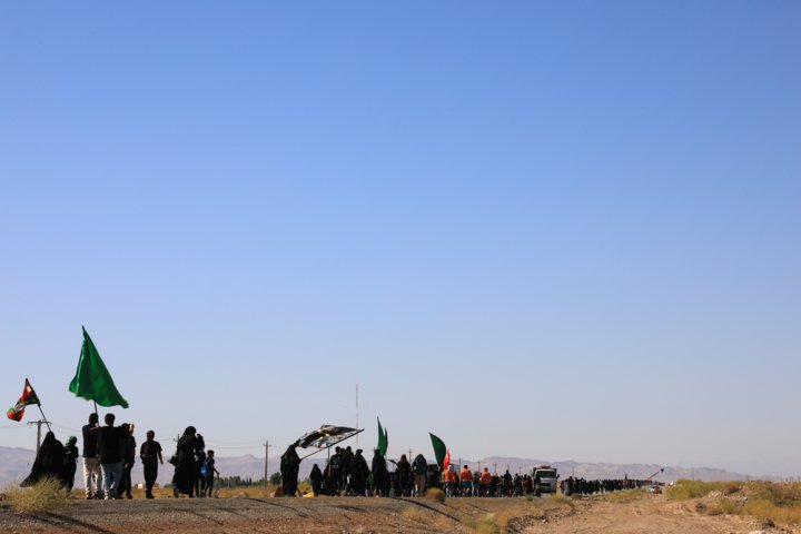 WGlnar's tweet photo. جامانده‌اند از مسیر کربلا، نه از عشق حسین(ع). هر قدمشان روی این جاده، انگار سلامی است به بین‌الحرمین... اربعین یعنی دل، و دل فاصله نمی‌شناسد.
#یا_لثارات_الحسین 
#رستاخیز_امت https://t.co/x65FxQIJxU