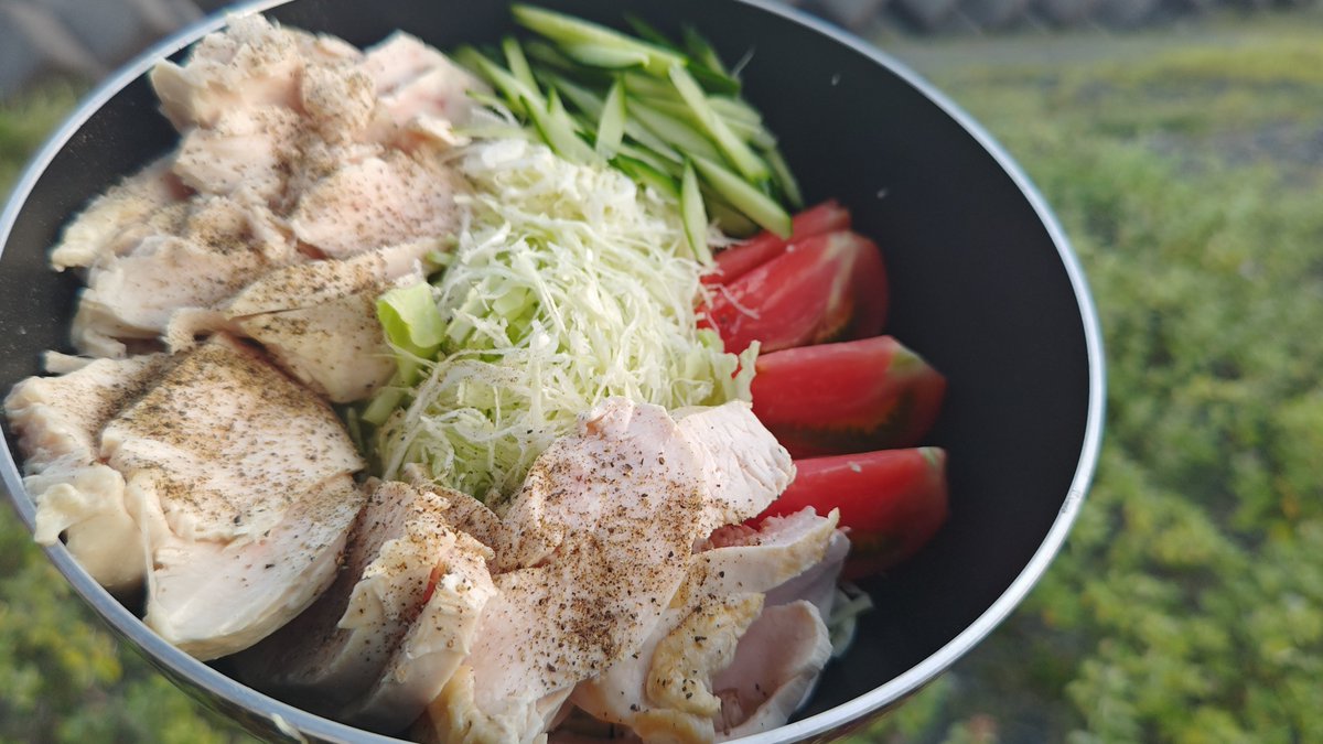 fishshuu's tweet photo. 家の冷蔵庫から慌ててクーラーBOXに詰め込んで来た食材で簡易棒々鶏作って海辺開栓🍺
強風気持ちぃ〜♫ https://t.co/CWWZzEYxWB