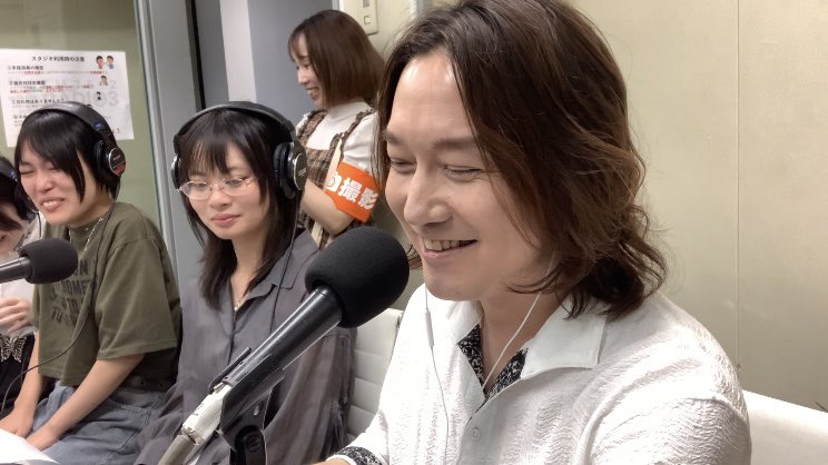 hideki_serizawa's tweet photo. 今日は1年生が初めての提供読み🙌ゆうと、まなか落ち着いてた〜👍

ラジオドラマは2年生の卓越した演技が光った素晴らしいものに😊✨

やっと自分の曲をドラマ中に流せた（笑）
😆🙌

みんな〜❗️お話の元になった楽曲も研究するように〜🎤

https://t.co/q8BFIGQ94c

#メロスク #芹沢秀樹 https://t.co/j7tDZT9rRQ