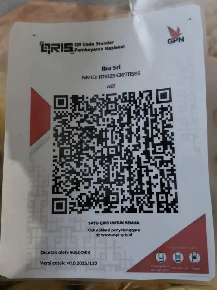 LiaAfri03881071's tweet photo. Temen2 aku mau ngajak ramaikan dagang ibu Sri, biar Ibu nya gak perlu jualan sampai malam setiap hari keliling, ini saya ketemu di pasar modern harapan indah. Harga nya 3rban. Yang bikin sedih kacamata yg ibu pakai sudah retak 🥺 pasti keliatan burem pas dipakai, semoga dengan postingan ini banyak yang bantu ibu Sri dan bantu larisin dagangan nya, sebelum nya aku posting jg cmn kurang ramai 🙏🏻 semoga banyak yang bisa liat ibu nya dijalan dan beli.. 😭😭🥺🥺 bantu like/repost jg ya biar ramai 🙏🏻
cc: vanaisyahh