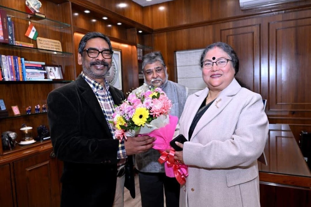 JPSCreformanch's tweet photo. हर सप्ताह प्रेस कॉन्फ्रेंस करने वाले सुप्रियो दा आजकल स्टूडेंट मुद्दे पर गायब नजर आ रहे है , 

सुप्रियो भट्टाचार्य जो JMM महासचिव है उनकी पत्नी JPSC की मेंबर है। 

इससे ज्यादा क्या कह सकते है। https://t.co/uEiW4PcSMk