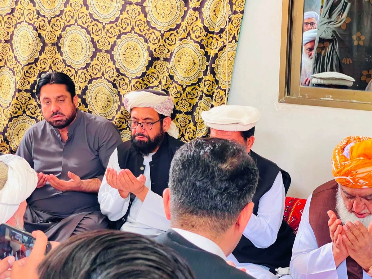 juipakofficial's tweet photo. کوئٹہ: قائدِ جمعیت مولانا فضل الرحمٰن مدظلہ، جمعیت علمائے اسلام کی مرکزی مجلسِ عاملہ کے رکن ملک سکندر ایڈووکیٹ کی رہائش گاہ پہنچے، جہاں انہوں نے ان کے مرحوم بھائی کے انتقال پر تعزیت کا اظہار کیا، فاتحہ خوانی کی اور مرحوم کی مغفرت، درجاتِ بلندی جبکہ اہلِ خانہ کے لیے صبرِ جمیل کی دعا فرمائی۔
اس موقع پر جمعیت علمائے اسلام بلوچستان کے صوبائی امیر سینیٹر مولانا عبدالواسع،سید آغا محمود شاہ و دیگر بھی ہمراہ تھے