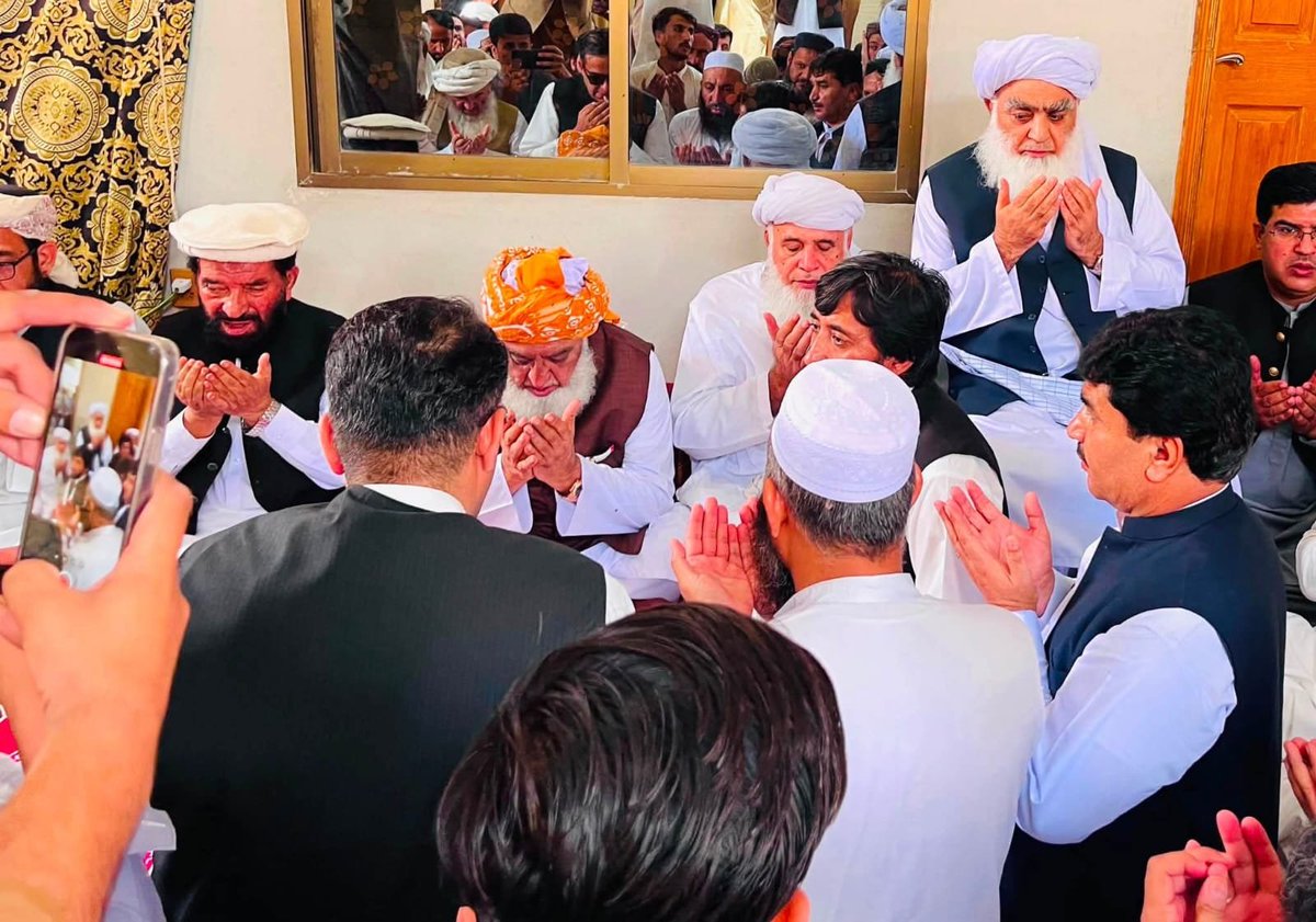 juipakofficial's tweet photo. کوئٹہ: قائدِ جمعیت مولانا فضل الرحمٰن مدظلہ، جمعیت علمائے اسلام کی مرکزی مجلسِ عاملہ کے رکن ملک سکندر ایڈووکیٹ کی رہائش گاہ پہنچے، جہاں انہوں نے ان کے مرحوم بھائی کے انتقال پر تعزیت کا اظہار کیا، فاتحہ خوانی کی اور مرحوم کی مغفرت، درجاتِ بلندی جبکہ اہلِ خانہ کے لیے صبرِ جمیل کی دعا فرمائی۔
اس موقع پر جمعیت علمائے اسلام بلوچستان کے صوبائی امیر سینیٹر مولانا عبدالواسع،سید آغا محمود شاہ و دیگر بھی ہمراہ تھے