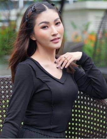 IndonesiaFedera's tweet photo. BANYAK YANG MASIH BINGUNG SIAPA AJA SIH MAHROM KITA? INI LIST LENGKAPNYA BIAR GA SALAH LAGI

MAHROM (BOLEH LIHAT TANPA HIJAB):
Karena keturunan:
1. Ayah kandung
2. Kakek (dari ayah & ibu)
3. Anak laki-laki kandung
4. Cucu laki-laki
5. Saudara laki-laki kandung
6. Keponakan (anak dari saudara kandung, laki²/perempuan)
7. Paman dari ayah
8. Paman dari ibu

Karena pernikahan :
9. Suami
10. Ayah mertua
11. Anak tiri
12. Ayah Tiri
13. Menantu laki-laki

Karena sepersusuan:
13. Sama kayak di atas, kalau pernah sepersusuan (ada ayah/ibu susuan atau Saudara sepersusuan)

NON-MAHROM (WAJIB PAKAI JILBAB) :
1. Ipar (kakak/adik ipar dari suami)
2. Suami dari saudari kandung
3. Sepupu laki-laki (sedekat apapun)
4. Anak angkat (kalau ga ada sepersusuan)
5. Laki-laki selain mahrom
