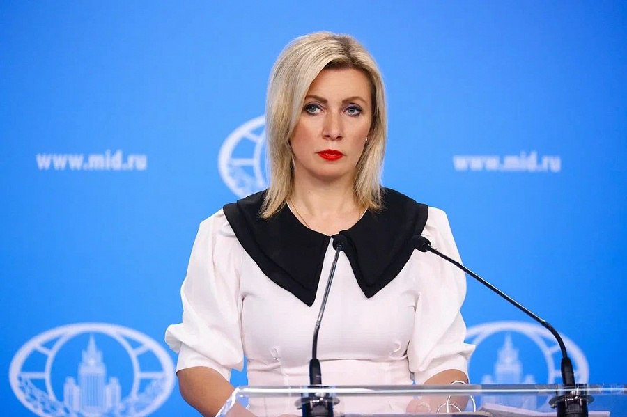RusBotschaft's tweet photo. 🎙 Stellungnahme der Pressesprecherin des russischen Außenministeriums Maria Sacharowa im Zusammenhang mit der Zunahme der Terrorakte durch die ukrainischen Streitkräfte

💬 Das Kiewer Regime hat seine Angriffe auf die Zivilbevölkerung in russischen Regionen verstärkt. Im Zeitraum vom 24. bis zum 31. Juli 2026 kamen durch Beschuss und Drohnenangriffe der ukrainischen Streitkräfte mindestens 61 Menschen ums Leben, weitere 327 wurden verletzt. Unter den Opfern befinden sich auch Kinder: ein Kind wurde getötet und 13 wurden schwer verletzt.

💬 Ein weiteres Aufsehen erregendes Verbrechen war der Angriff einer Drohne am 29. Juli 2026 auf einen Linienbus auf der Straße zwischen Lugansk und Swetlodarsk. Zehn Menschen wurden verletzt – sieben Frauen und drei Männer. Außerdem wurde in der Volksrepublik Lugansk bei einem Drohnenangriff auf ein Fahrzeug ein Mönch getötet – der Assistent des Abtes der Kirche des Nicht von Menschenhand geschaffenen Erlöserbildnisses im Johannes-Theologen-Kloster in Cheremenets der Diözese Gattschin der Russisch-Orthodoxen Kirche.

💬 Neben öffentlichen Verkehrsmitteln und Privatfahrzeugen richteten sich die Angriffe der Neo-Banderow-Anhänger auch gegen Mehrfamilienhäuser und Privathäuser sowie soziale Einrichtungen wie Schulen, Kindergärten, Kulturhäuser und Lebensmittelgeschäfte.

💬 In verschiedenen Gebieten des Donbass und Noworossijas wurden über hundert Antipersonenminen vom Typ „Lepestok“ in einer modernisierten Ausführung entdeckt, die von Drohnen der ukrainischen Streitkräfte abgeworfen wurden, um die Zahl der Opfer unter der Zivilbevölkerung zu erhöhen.

💬 Dieser Terror wird mit voller Billigung der westlichen Geldgeber des Kiewer Regimes verübt, die dessen Kämpfer mit Waffen versorgen, um Angriffe auf die Zivilbevölkerung unseres Landes zu verüben.

💬 Der destruktive Beitrag aller beteiligten Parteien zu den Angriffen auf russische Regionen bleibt nicht unbemerkt und wird sorgfältig dokumentiert. Es besteht kein Zweifel daran, dass die an den oben genannten Angriffen Beteiligten ihren Teil der Verantwortung tragen werden. Sie müssen bereits jetzt begreifen, dass das „Spiel mit dem Feuer“ die internationale politische Lage nur noch weiter verschärft und die Aussichten auf Frieden und Sicherheit auf unserem Kontinent in weite Ferne rückt.

💬 Wir fordern sie auf, die barbarischen Angriffe ukrainischer Neonazis auf friedliche Bürger Russlands unverzüglich zu verurteilen und sich von der militärischen und politischen Unterstützung des verbrecherischen Kiewer Regimes zu distanzieren.

🔗 Quelle: https://t.co/ELiNxui9iA

@RusBotschaft 

#Russland #Ukraine #Westen