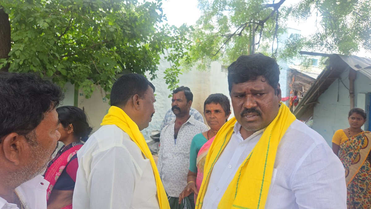 d_polanna's tweet photo. రెండేళ్ల అభివృద్ధి పరిపాలన దిశగా ఇంటింటి ప్రోగ్రాంలో  పత్తికొండ నియోజకవర్గం పత్తికొండ మండలంలో కార్యక్రమంలో పాల్గొన్న తెలుగుదేశం పార్టీ రాష్ట్ర కార్యదర్శి పత్తికొండ అబ్జర్వర్ సిమెంట్ పోలన్న https://t.co/TrdpijYHZO